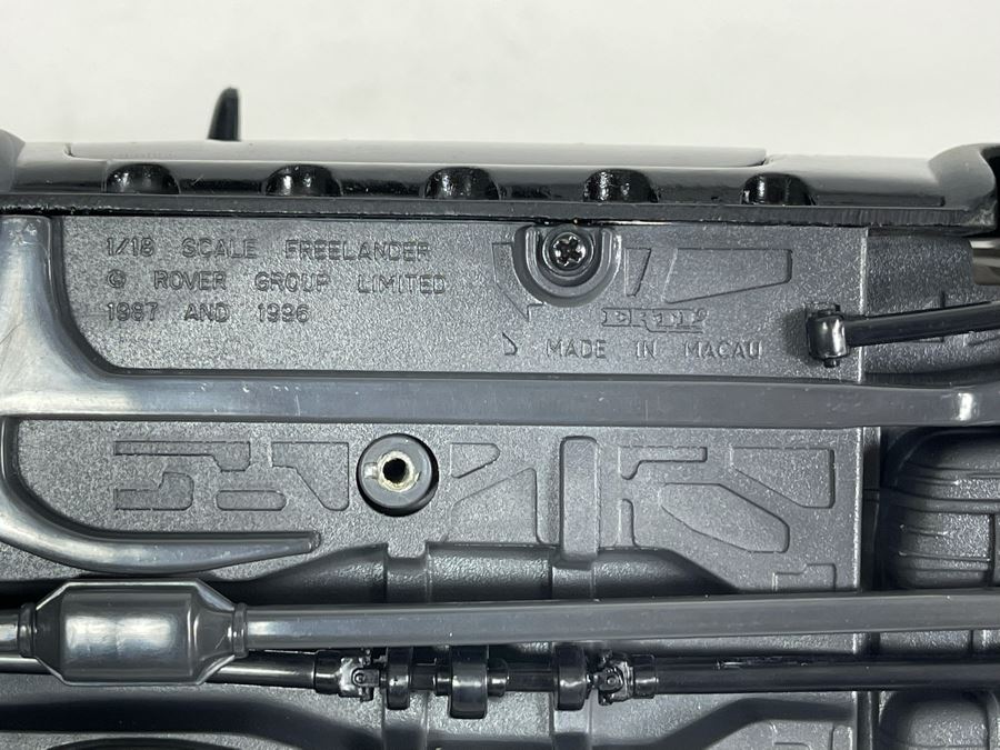 (2) Diecast Cars: ERTL Freelander Land Rover And AutoArt Range Rover 4.6 HSE [Photo 11]