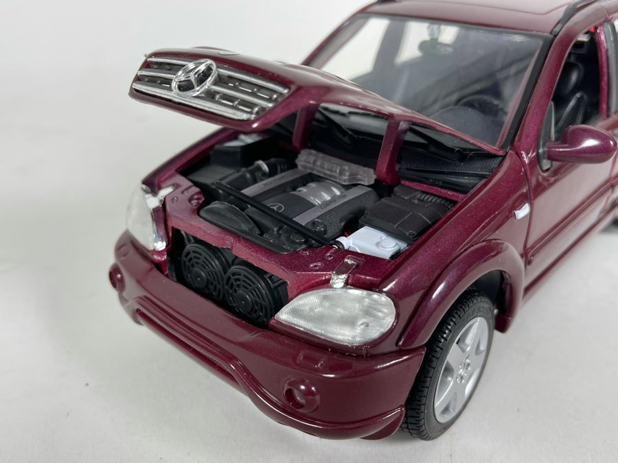 (2) Diecast Cars: Maisto Mercedes-Benz ML 55 AMG And Maisto Mercedes-Benz ML 320 [Photo 9]