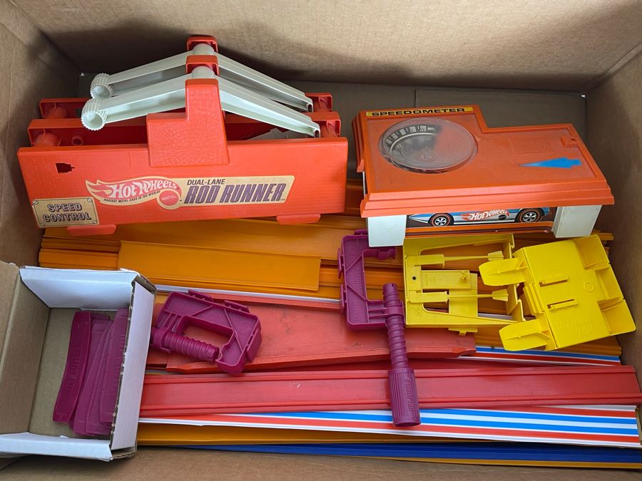 Vintage Mattel Hot Wheels Dual-Lane Rod Runner Race Set With Track And 1969 Hot Wheels Speedometer [Photo 10]