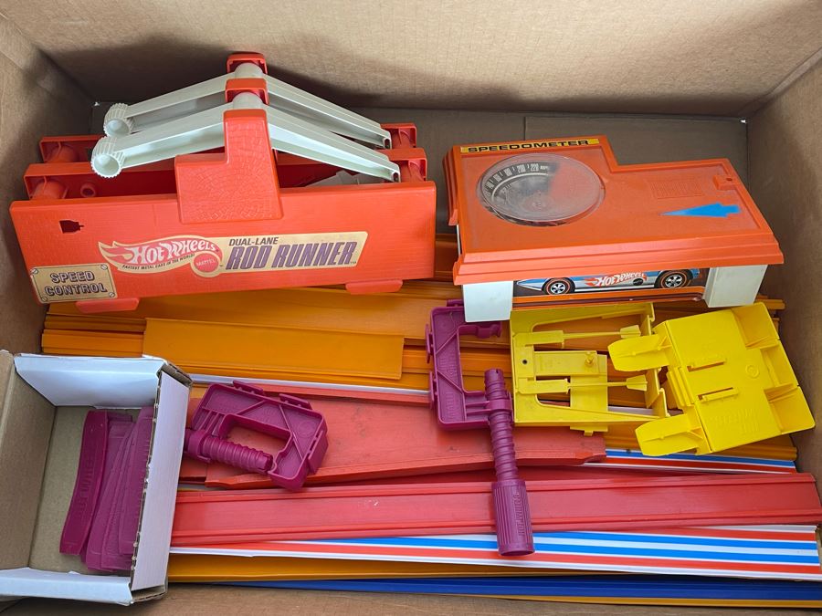 Vintage Mattel Hot Wheels Dual-Lane Rod Runner Race Set With Track And 1969 Hot Wheels Speedometer [Photo 11]