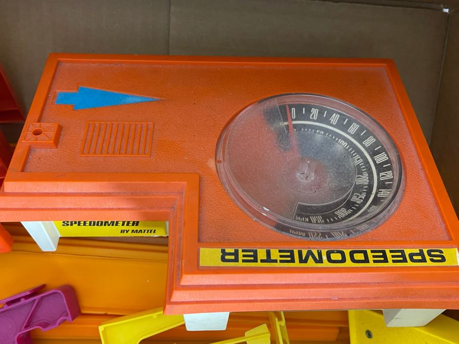 Vintage Mattel Hot Wheels Dual-Lane Rod Runner Race Set With Track And 1969 Hot Wheels Speedometer [Photo 5]