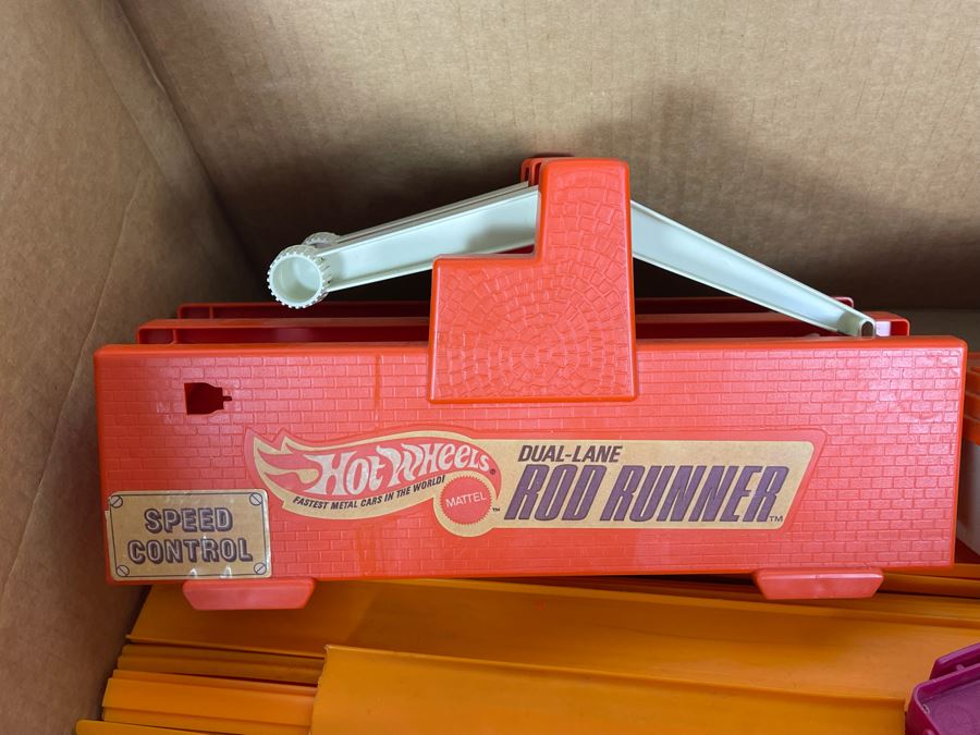 Vintage Mattel Hot Wheels Dual-Lane Rod Runner Race Set With Track And 1969 Hot Wheels Speedometer [Photo 3]
