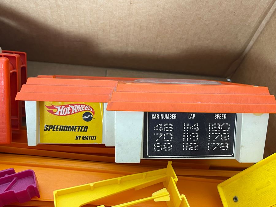 Vintage Mattel Hot Wheels Dual-Lane Rod Runner Race Set With Track And 1969 Hot Wheels Speedometer [Photo 4]