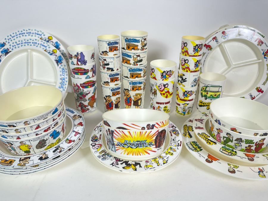 Collection Of Early TV Plastic Cups, Bowls And Plates From Buck Rogers, The Flintstones, Scooby-Doo, Mighty Mouse, Hanna-Barbera, Holly Hobbie