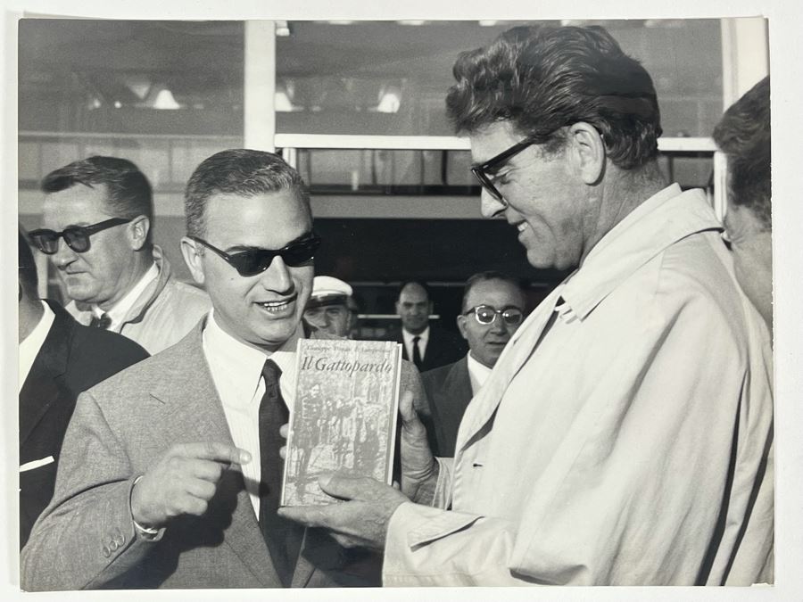 1962 Photo By Giovanni Battista Poletto - Rome, Italy - Co-stars Of Luchino Visconti Film The Leopard (Il Gattopardo) : Burt Lancaster Holding Book Il Gattopardo By Giuseppe Tomasi di Lampedusa (Photographer G.B. Poletto) 9.5 X 7.25 [Photo 2]