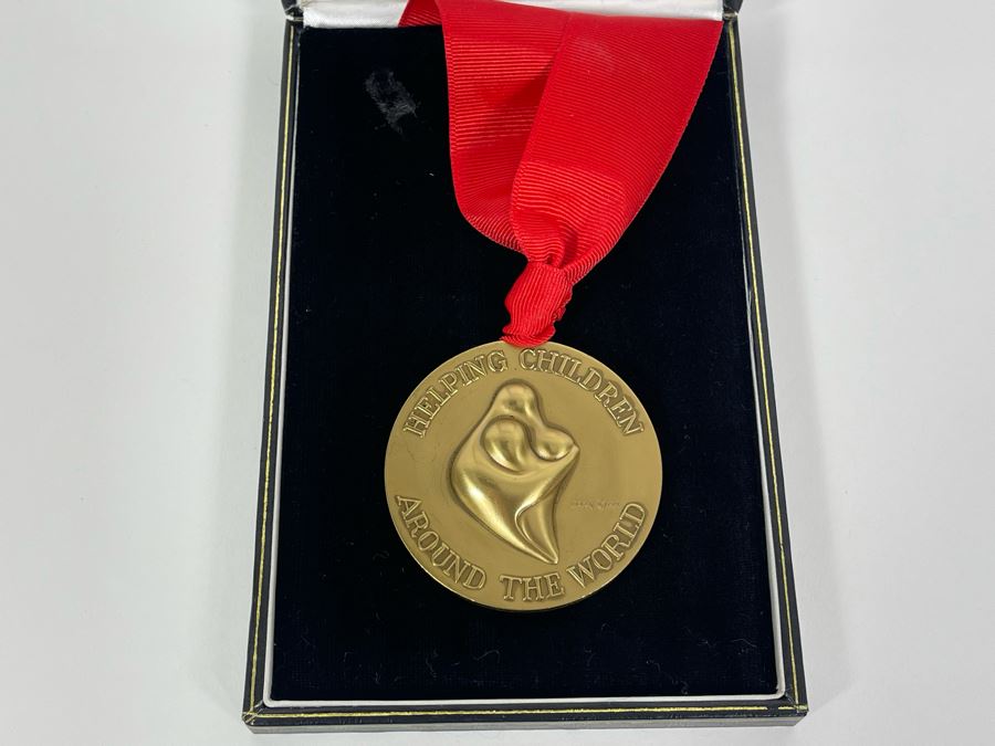 JUST ADDED - 1984 Erwin Binder Medal Medallion Helping Children Around The World Variety International Lifeline [Photo 1]