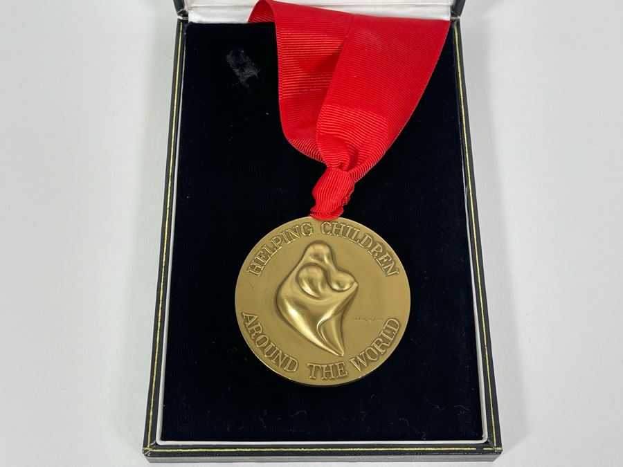 JUST ADDED - 1984 Erwin Binder Medal Medallion Helping Children Around The World Variety International Lifeline [Photo 4]