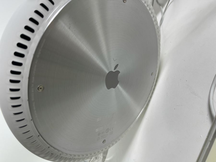 iMac G4 Computer With Speakers And Keyboard (No Mouse) [Photo 11]