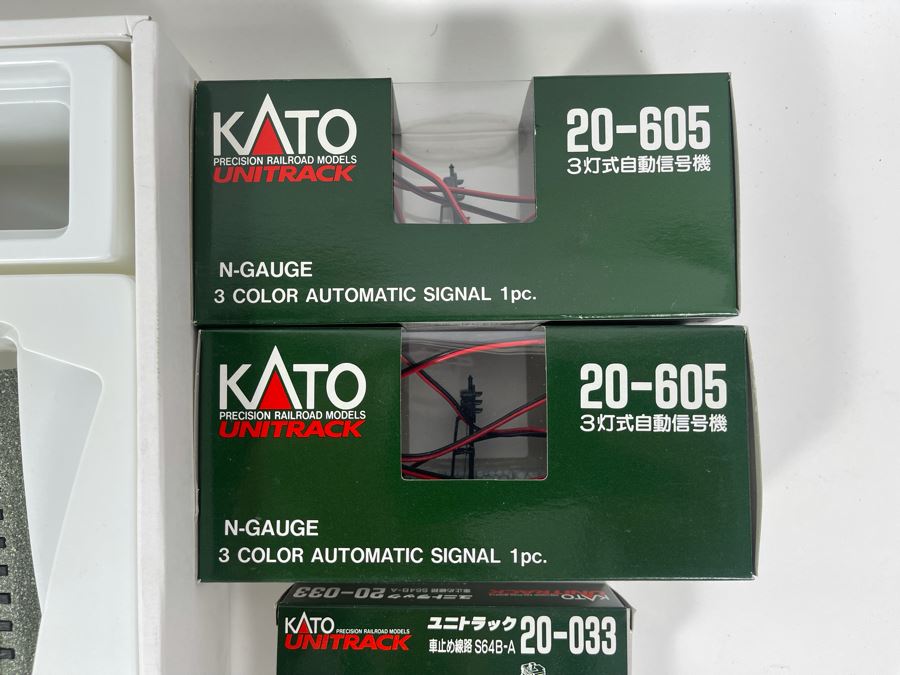 Kato Santa Fe HO Scale Train Plus Various Kato Train Tracks, Signals, Bumper, Turnout Throw Switch - See Photos [Photo 5]