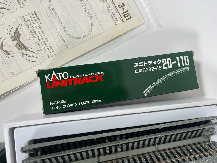 Kato Santa Fe HO Scale Train Plus Various Kato Train Tracks, Signals, Bumper, Turnout Throw Switch - See Photos [Photo 7]