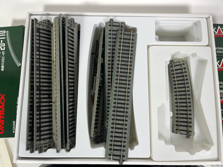 Kato Santa Fe HO Scale Train Plus Various Kato Train Tracks, Signals, Bumper, Turnout Throw Switch - See Photos [Photo 6]