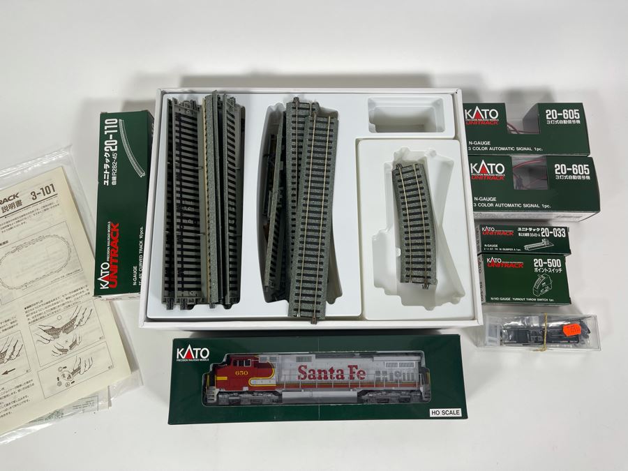 Kato Santa Fe HO Scale Train Plus Various Kato Train Tracks, Signals, Bumper, Turnout Throw Switch - See Photos [Photo 2]