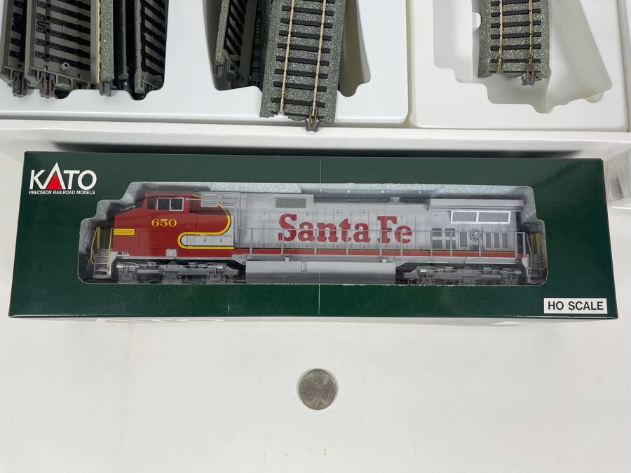 Kato Santa Fe HO Scale Train Plus Various Kato Train Tracks, Signals, Bumper, Turnout Throw Switch - See Photos [Photo 3]