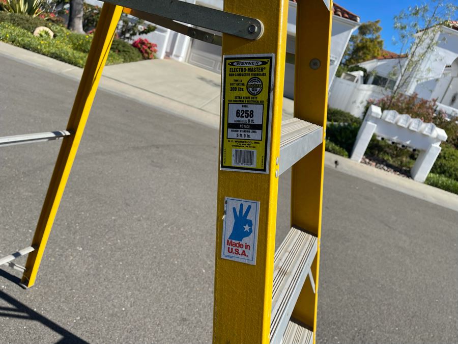 Werner Fiberglass 8' Ladder Model 6258 [Photo 4]