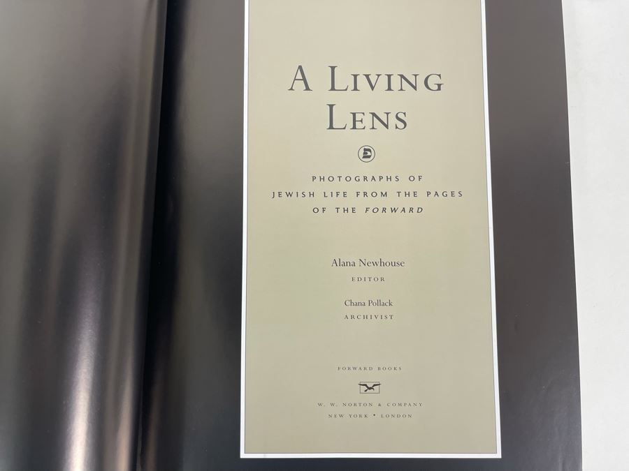 Signed First Edition Book A Living Lens: Photographs Of Jewish Life From The Pages Of THe Forward Signed Alana Newhouse [Photo 6]