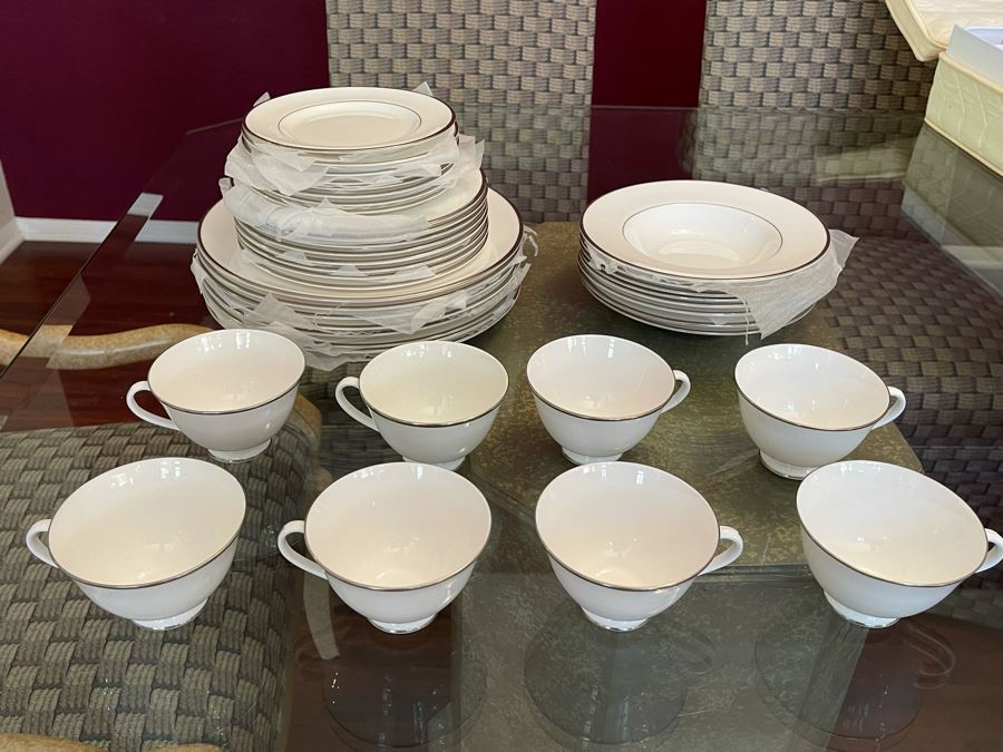 Royal Doulton Signet English Fine Bone China Set With Silver Rim [Photo 3]