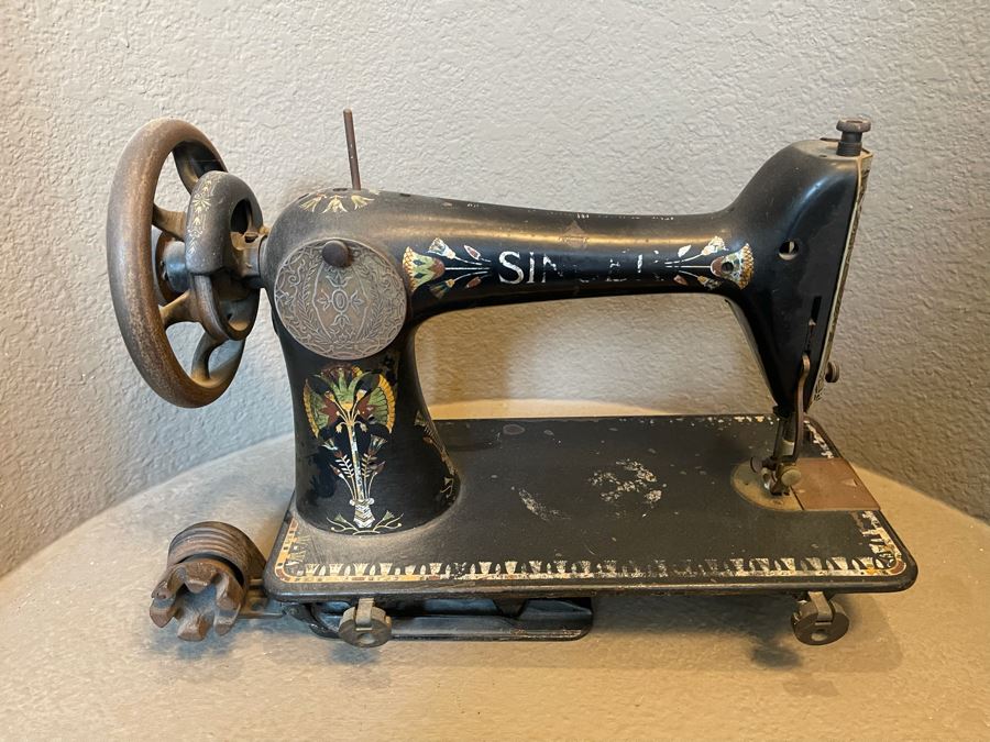 Antique Cast Iron Singer Sewing Machine [Photo 9]