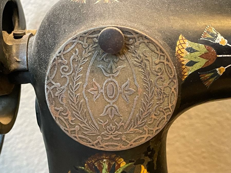 Antique Cast Iron Singer Sewing Machine [Photo 10]