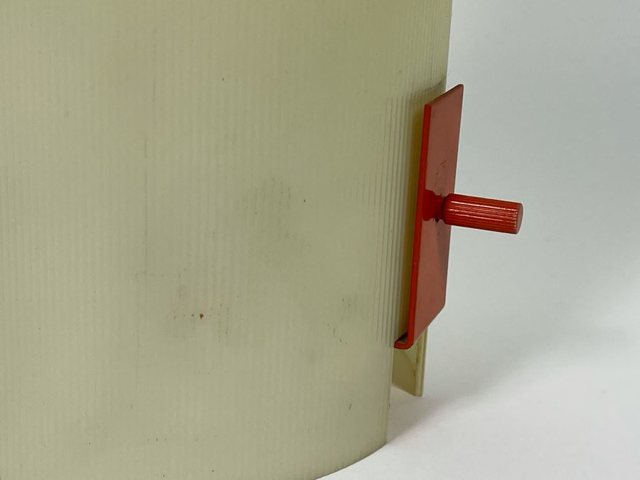 Mid-Century Modern Bill Curry Design Ribbed Plastic Allite 3-Way Socket From Design Line Incorporated 18H [Photo 6]