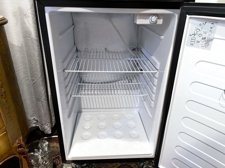 Versonel Beer Dispenser Refrigerator Model VSL166TDSS [Photo 7]