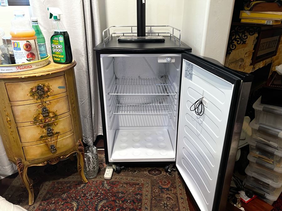 Versonel Beer Dispenser Refrigerator Model VSL166TDSS [Photo 5]