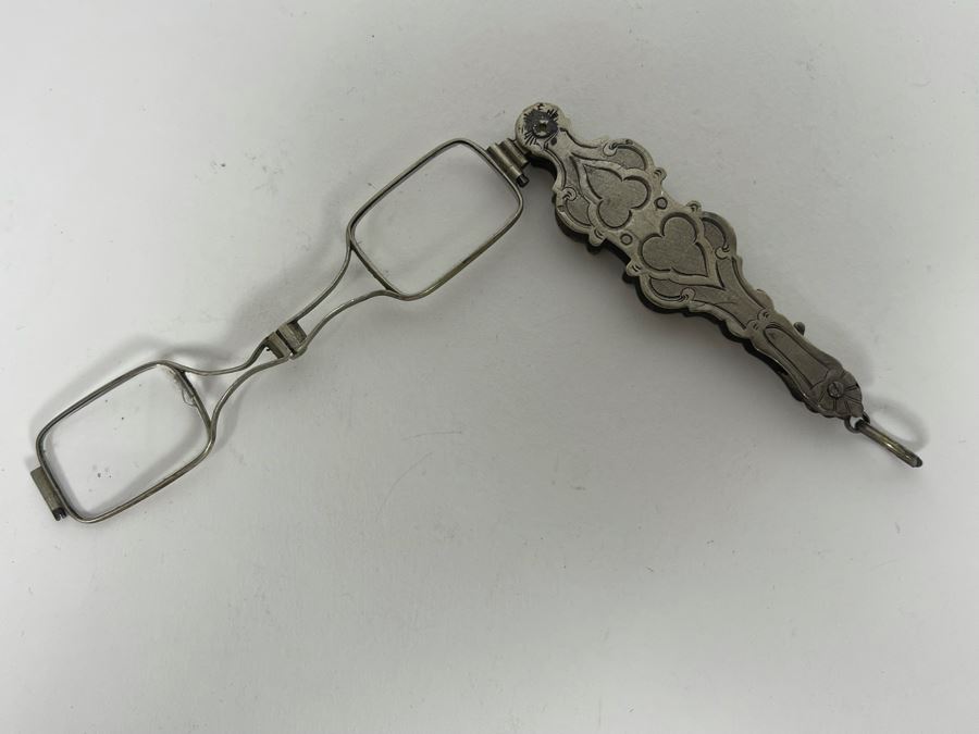 Pair Of Vintage Opera Glasses [Photo 3]