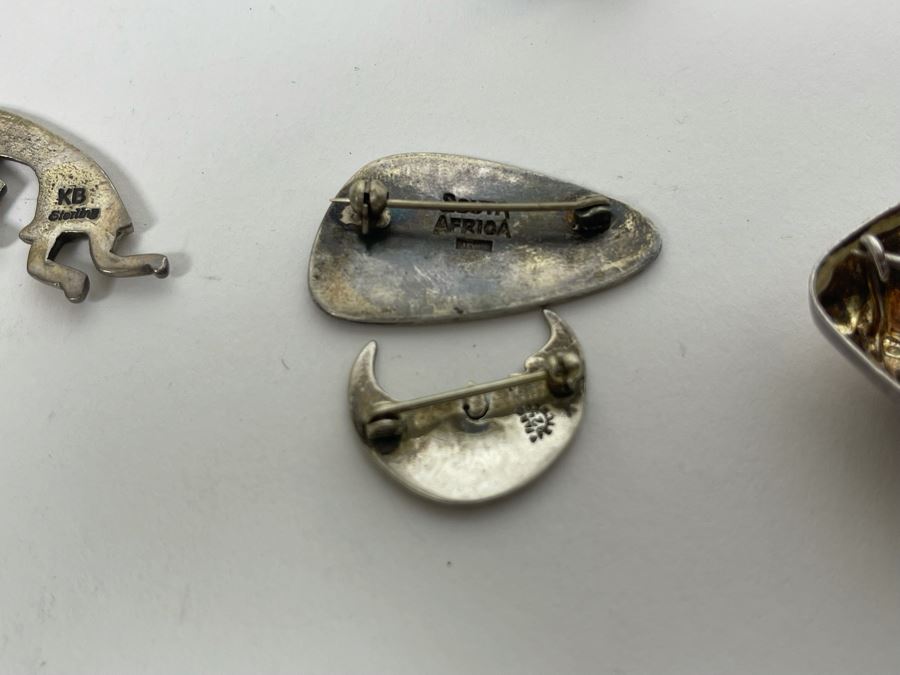 Sterling Silver Lot Featuring Four Brooches Pins And (1) Ring Size 7.5 Total Weight 43.7g [Photo 12]