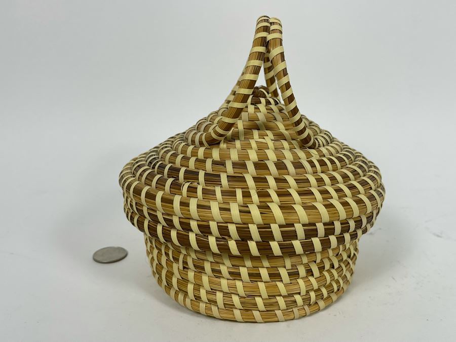 Handmade Lidded Basket With Handle 6W X 7H [Photo 4]