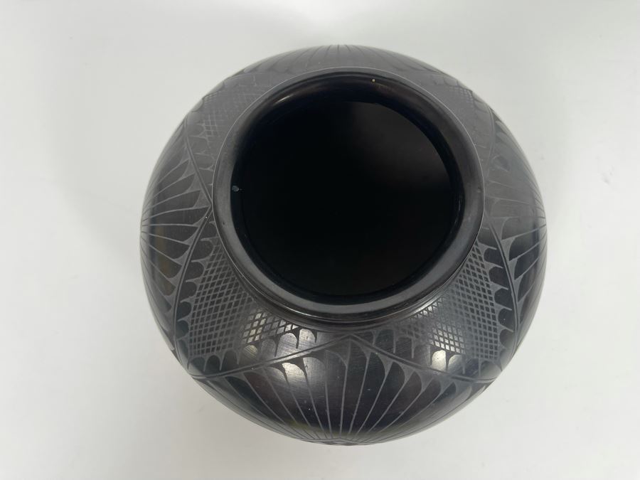 Mata Ortiz Indian Art Black Pottery By Roberto Banuelos 7W X 5H [Photo 4]