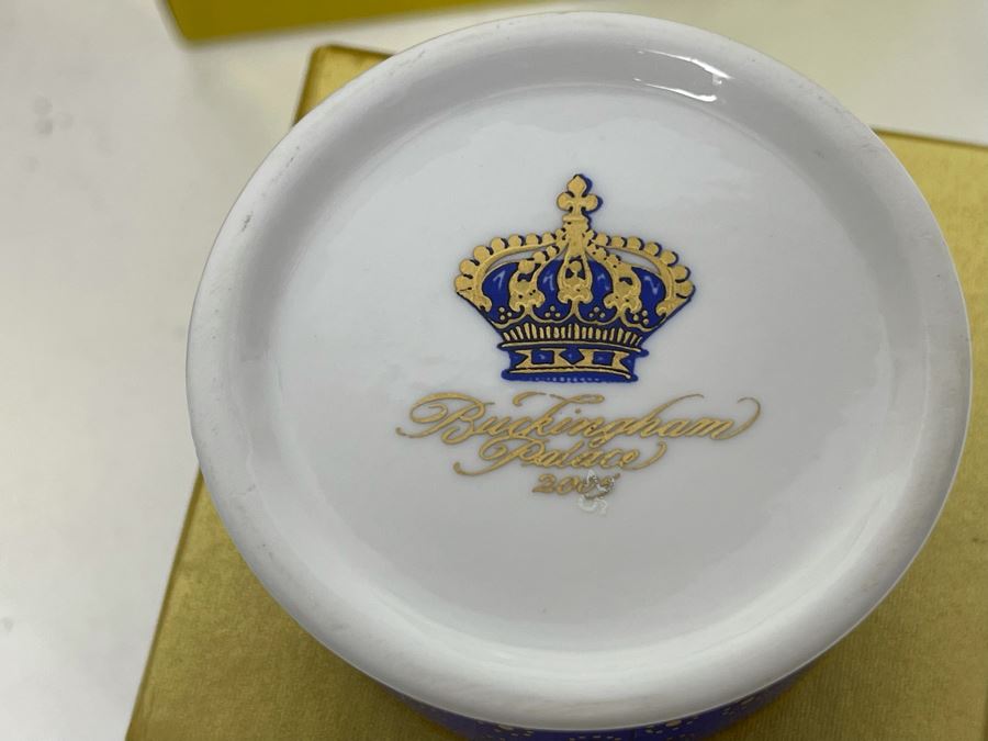 Various English Buckingham Palace China Pieces Including Pair Of Cups And Pair Of Lidded Boxes With Boxes [Photo 9]