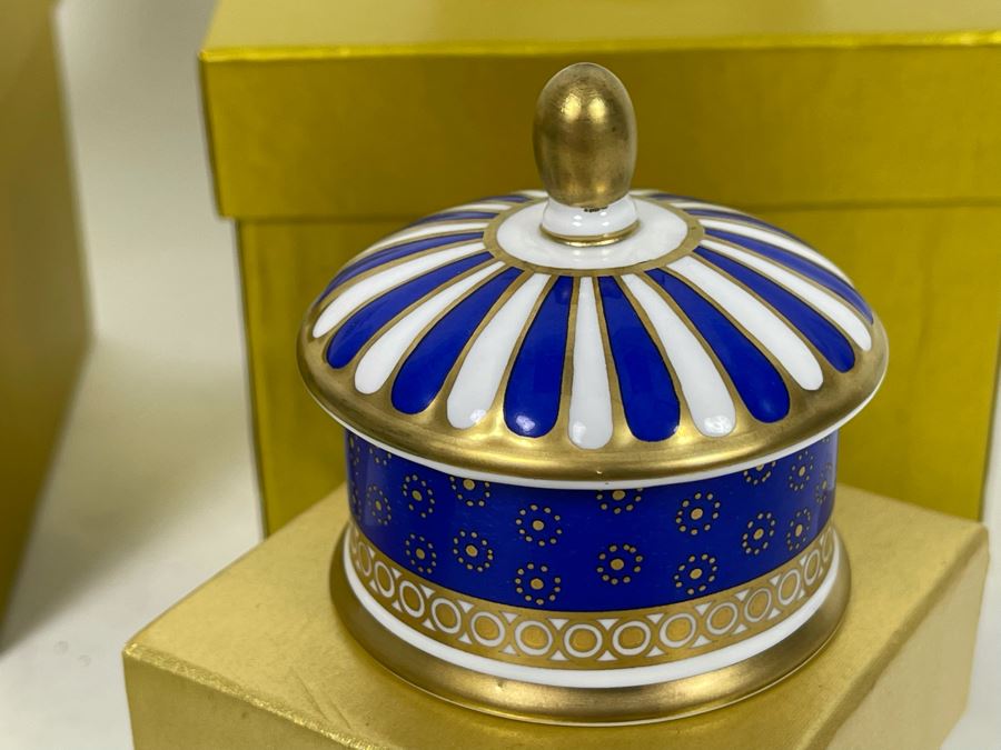 Various English Buckingham Palace China Pieces Including Pair Of Cups And Pair Of Lidded Boxes With Boxes [Photo 8]