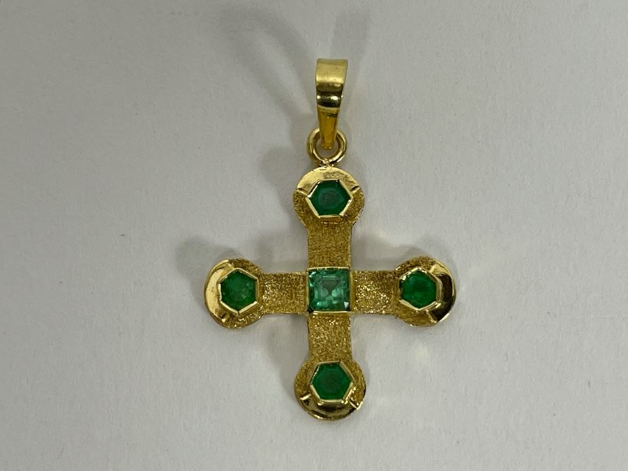 18K Gold Emerald Cross Pendant 1.8g Retails $260-$390 [Photo 2]