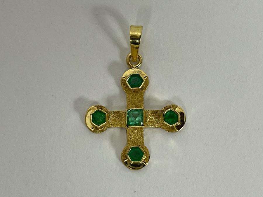 18K Gold Emerald Cross Pendant 1.8g Retails $260-$390 [Photo 4]