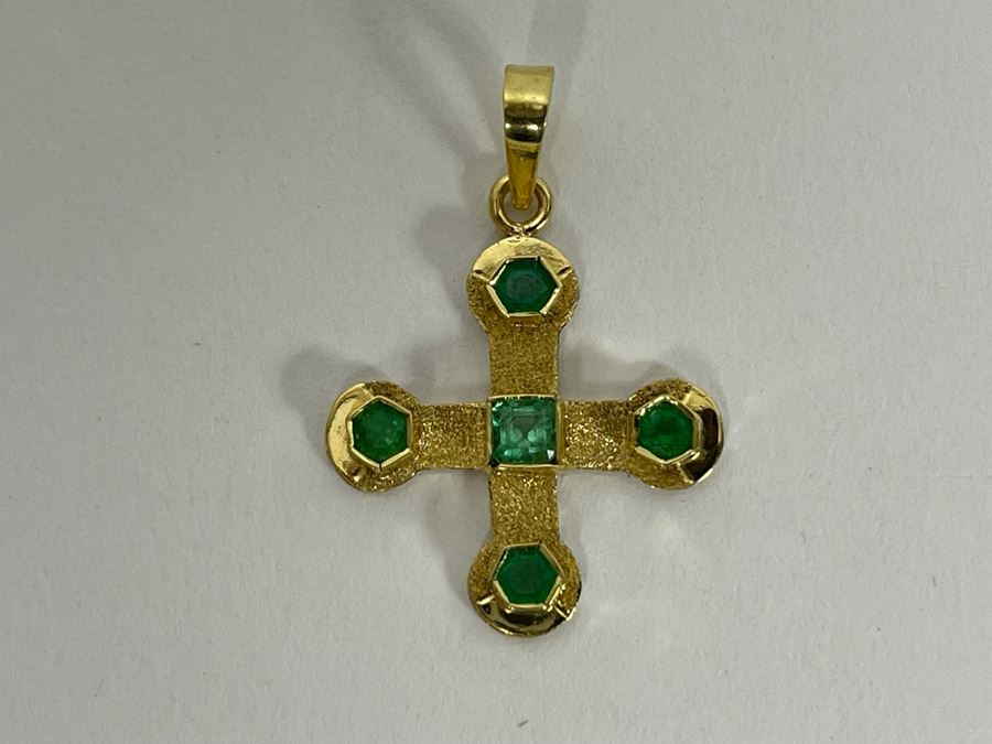 18K Gold Emerald Cross Pendant 1.8g Retails $260-$390 [Photo 3]