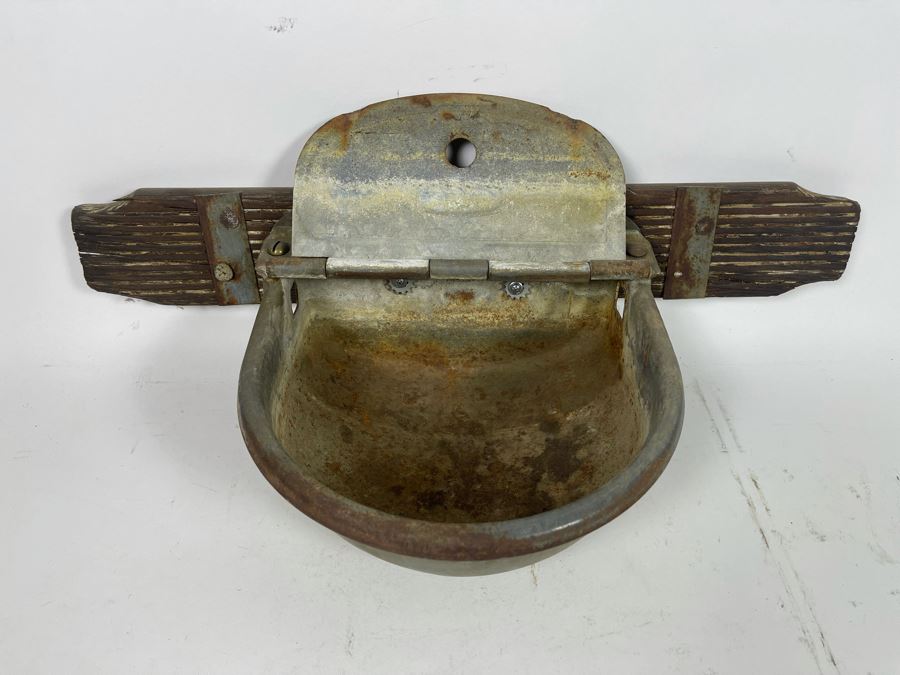 Vintage Metal Wall Mount Wash Basin 22.5W X 6.5H [Photo 4]