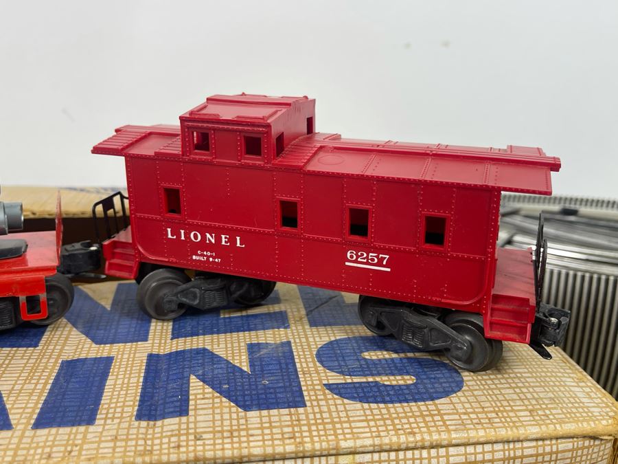 Vintage Lionel Train Set With Original Box [Photo 13]