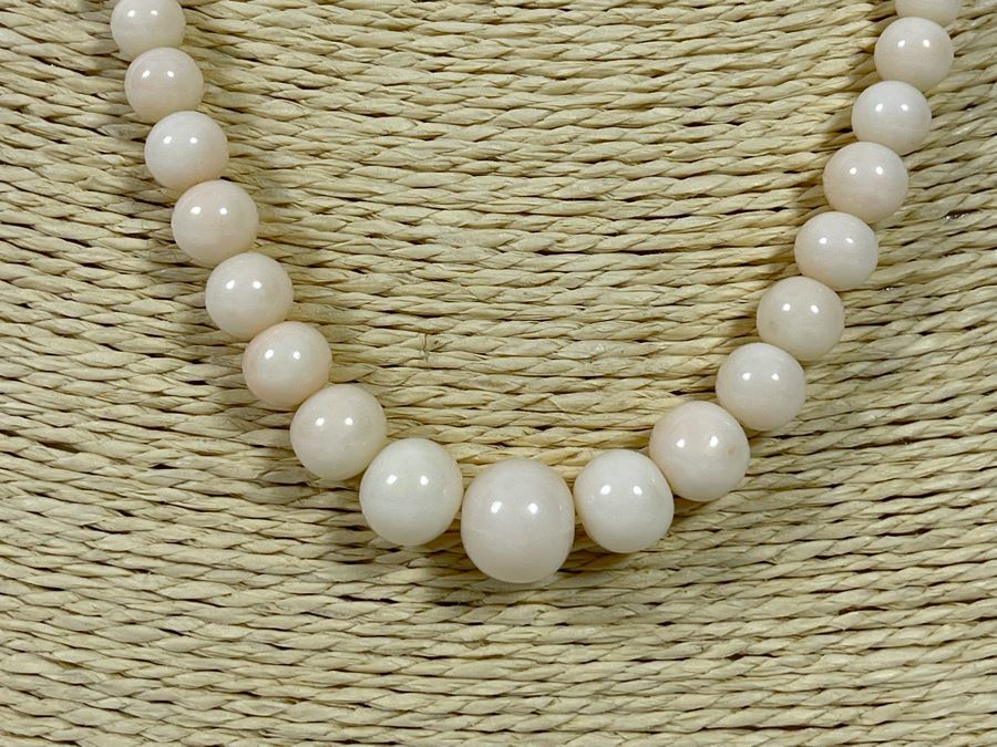 18K Gold Clasp Graduated Angel Skin Coral 21' Necklace [Photo 4]