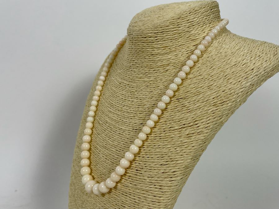 18K Gold Clasp Graduated Angel Skin Coral 21' Necklace [Photo 5]