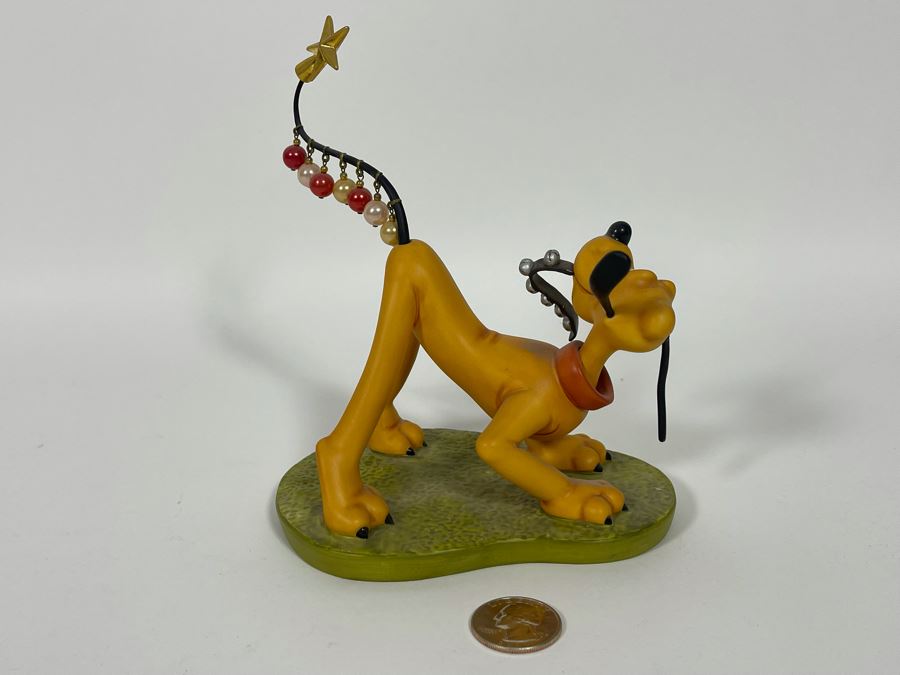 1996 Classics Walt Disney Collection Pluto’s Christmas Tree Pluto Helps Decorate Figurine [Photo 5]