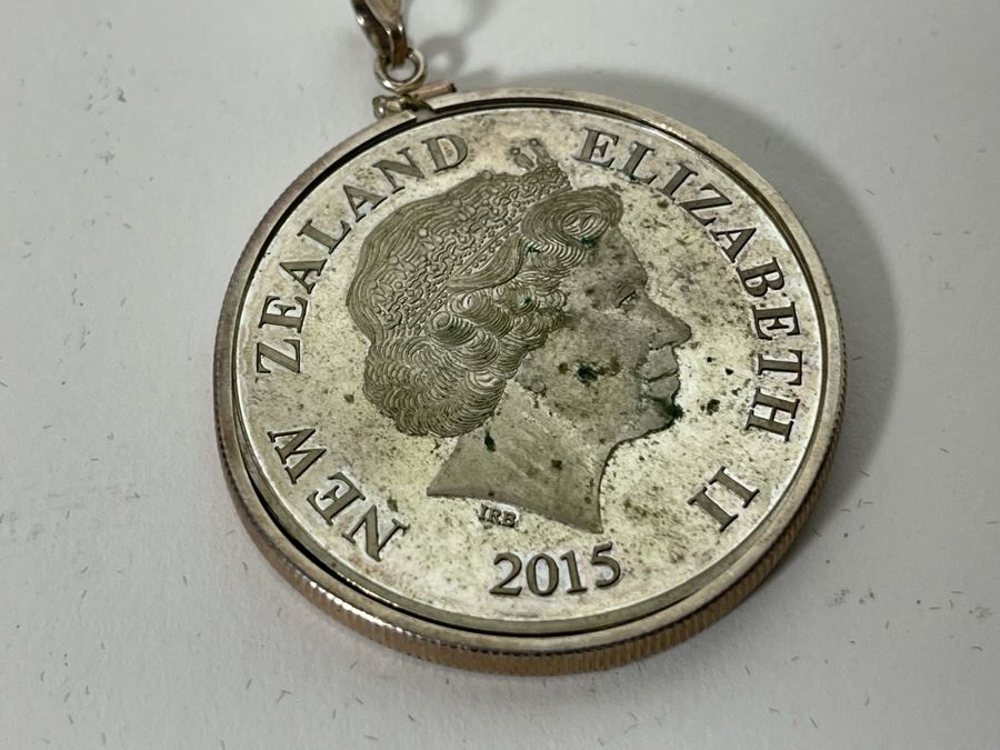Disney Mickey Mouse 1oz .999 Fine Silver Coin With Sterling Bezel Pendant 2015 New Zealand Elizabeth II [Photo 7]
