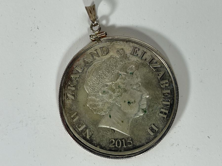 Disney Mickey Mouse 1oz .999 Fine Silver Coin With Sterling Bezel Pendant 2015 New Zealand Elizabeth II [Photo 5]