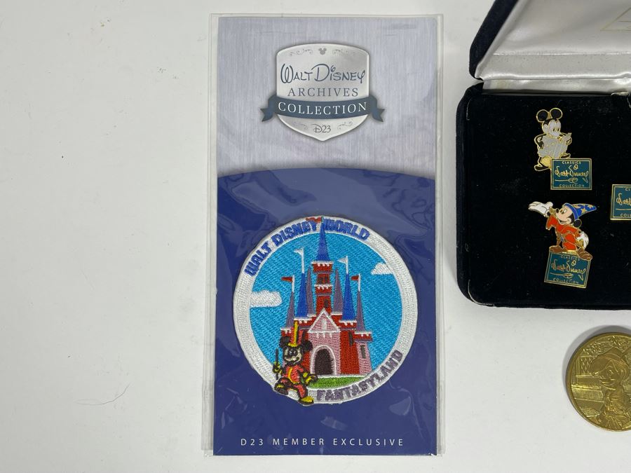 Member Exclusive Walt Disney World Fantasyland Patch, Classics Walt Disney Collection Pins, Disneyland 45 Years Of Magic Pinocchio Medallion [Photo 4]