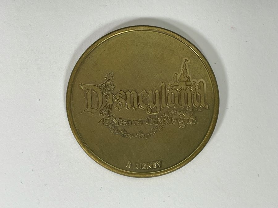 Member Exclusive Walt Disney World Fantasyland Patch, Classics Walt Disney Collection Pins, Disneyland 45 Years Of Magic Pinocchio Medallion [Photo 7]