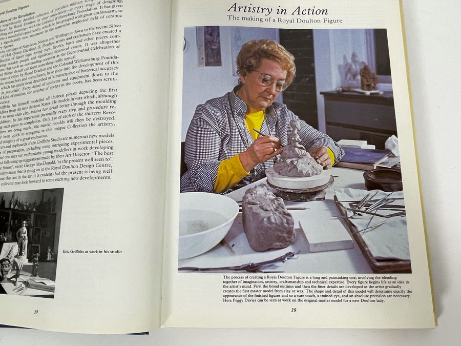 Hardcover Book Royal Doulton Figurines Produced At Burslem c1890-1978 Signed By Michael Doulton [Photo 12]