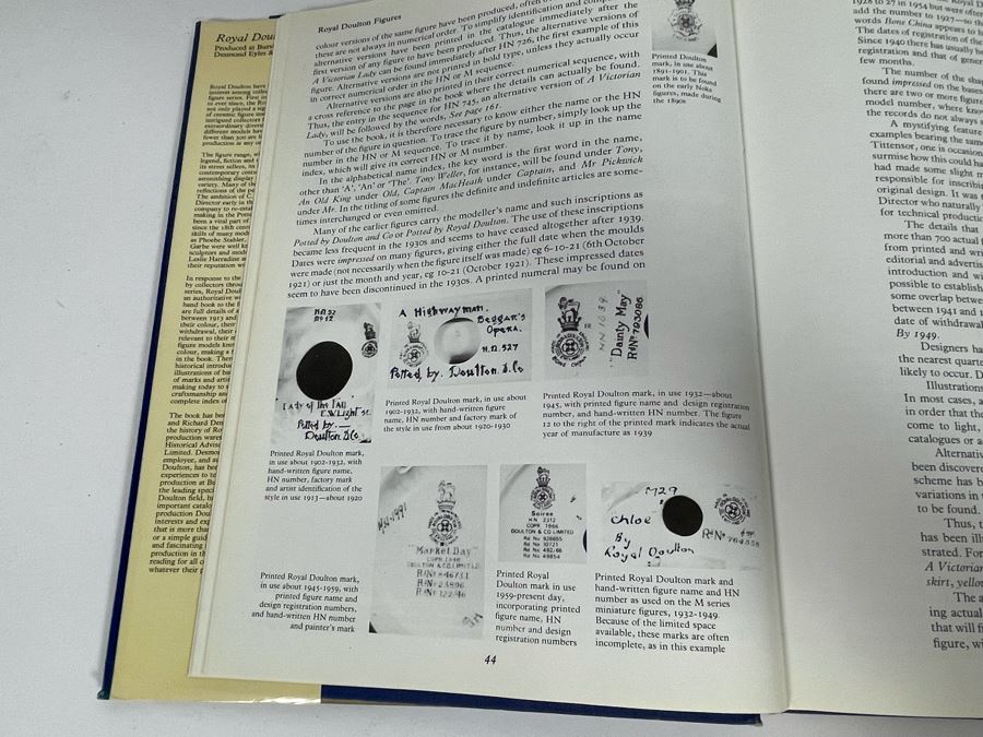 Hardcover Book Royal Doulton Figurines Produced At Burslem c1890-1978 Signed By Michael Doulton [Photo 14]