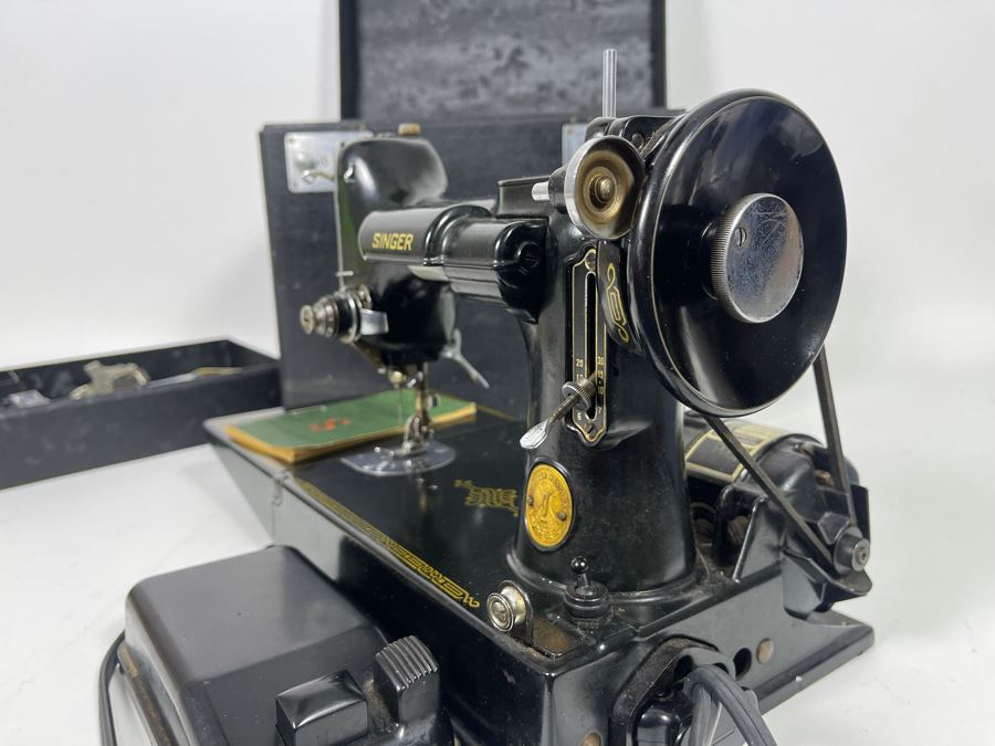 Singer Featherweight Sewing Machine Model 221-1 In Great Condition With Case, Accessories And Original Manual [Photo 5]