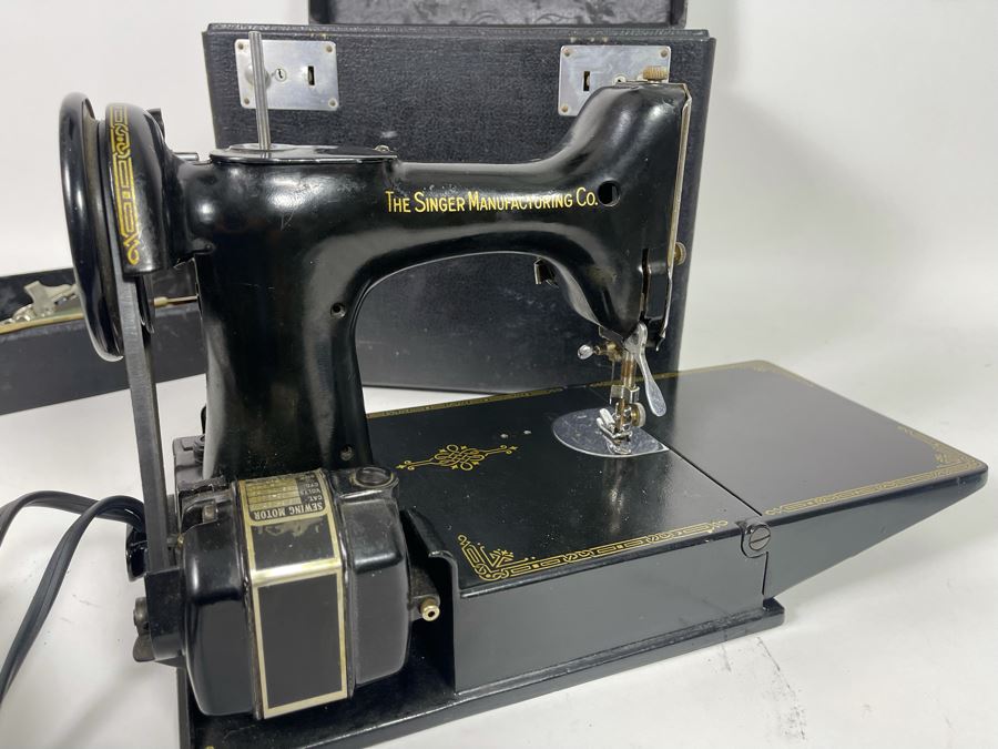 Singer Featherweight Sewing Machine Model 221-1 In Great Condition With ...