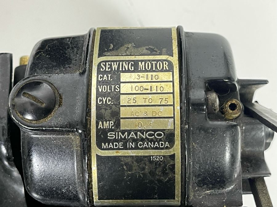 Singer Featherweight Sewing Machine Model 221-1 In Great Condition With Case, Accessories And Original Manual [Photo 8]