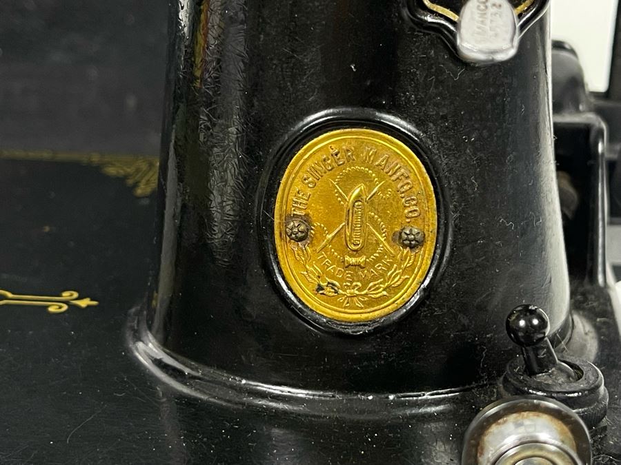 Singer Featherweight Sewing Machine Model 221-1 In Great Condition With Case, Accessories And Original Manual [Photo 6]