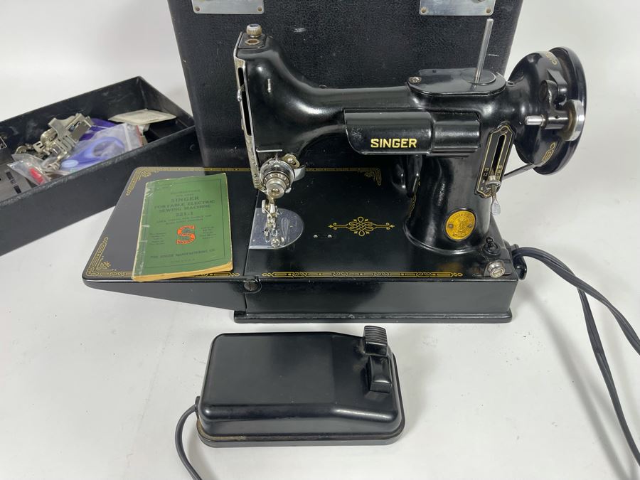 Singer Featherweight Sewing Machine Model 221-1 In Great Condition With Case, Accessories And Original Manual [Photo 3]